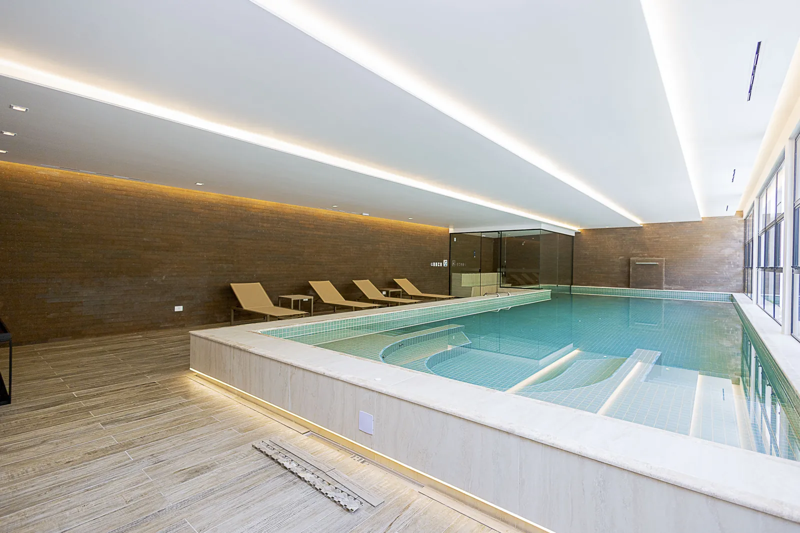 Piscina aquecida e coberta - Condomínio