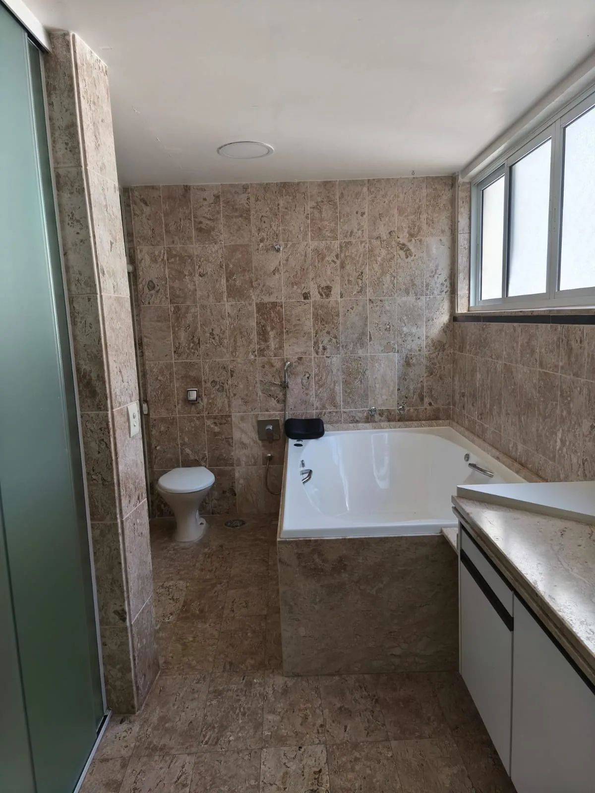 Apartamento com 04 suítes; 01 por andar - Bigorrilho