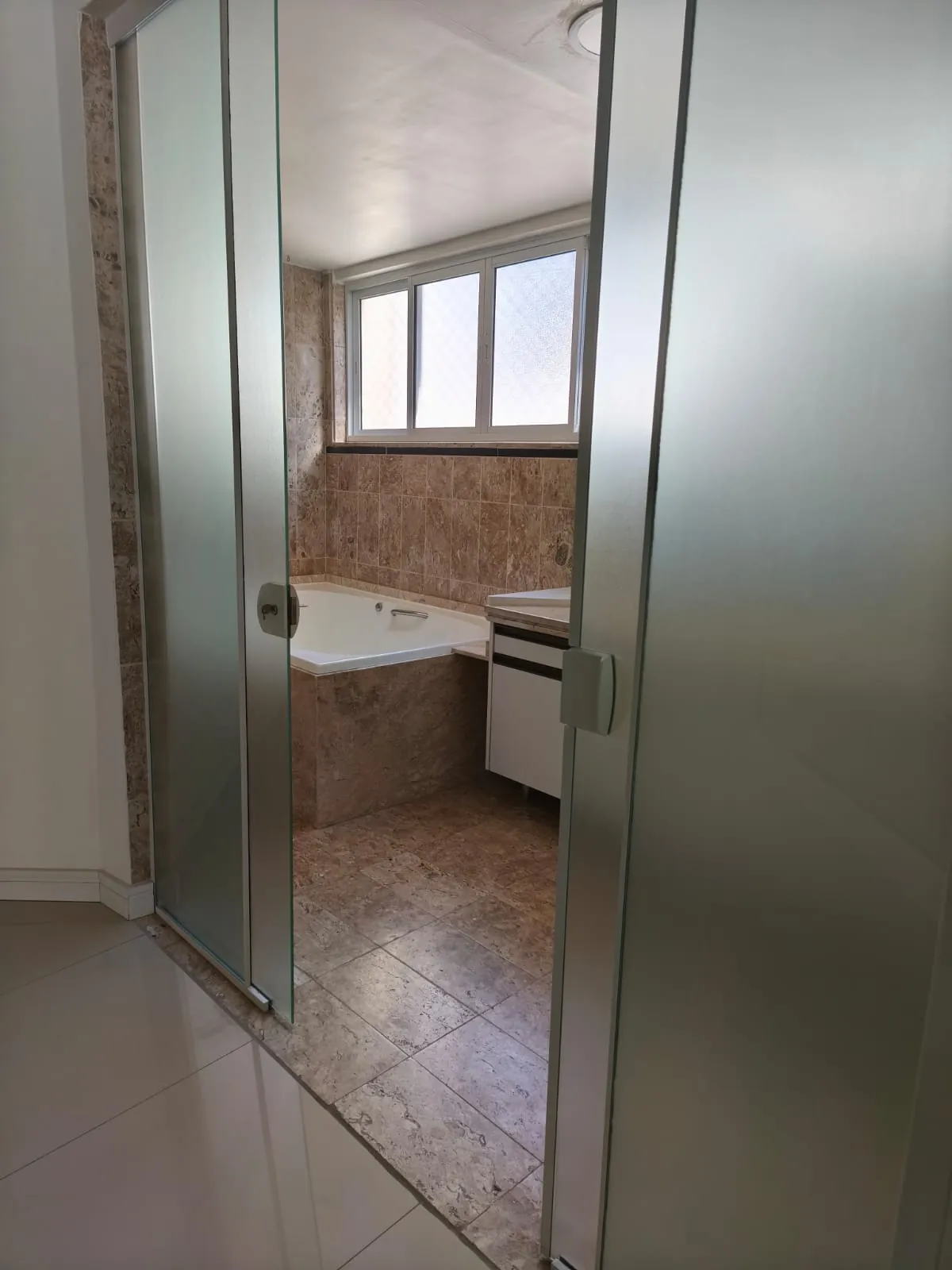 Apartamento com 04 suítes; 01 por andar - Bigorrilho