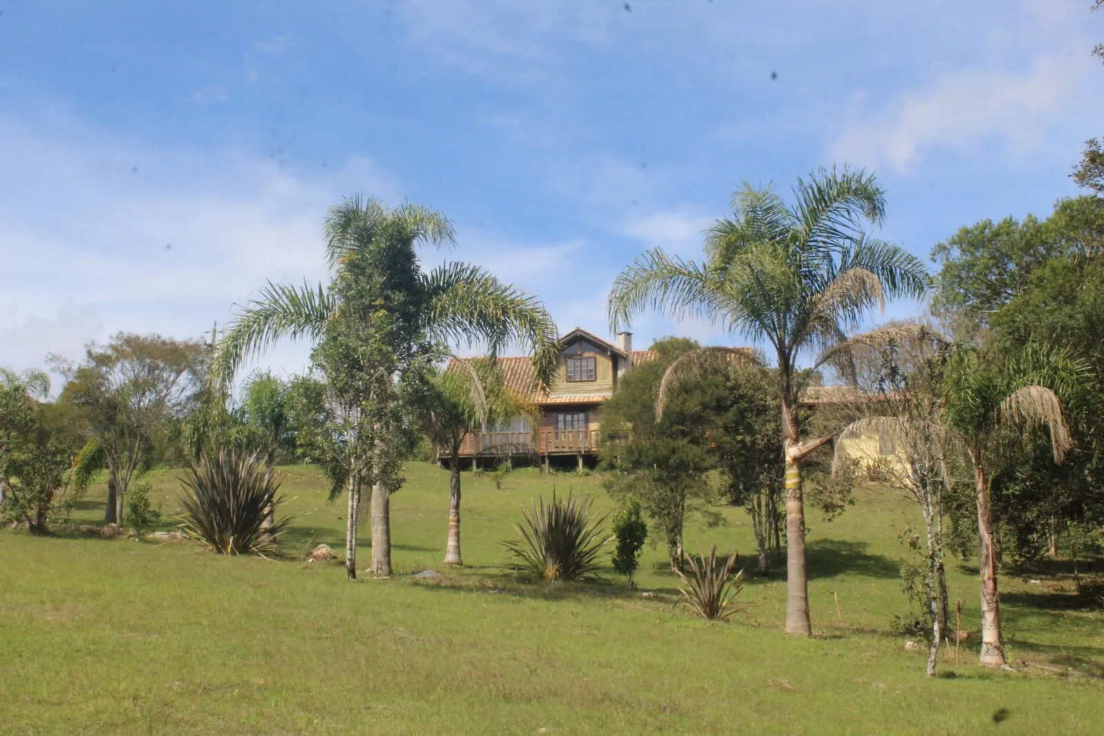 Chácara com 12.900m2 e belíssima casa com 300m2 no Marmeleiro