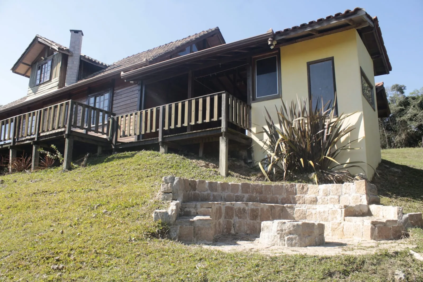 Chácara com 12.900m2 e belíssima casa com 300m2 no Marmeleiro